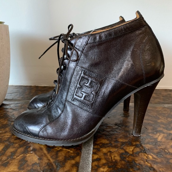 ♥️ESCADA BLACK LEATHER LACE UP ANKLE BOOTS - Picture 1 of 13